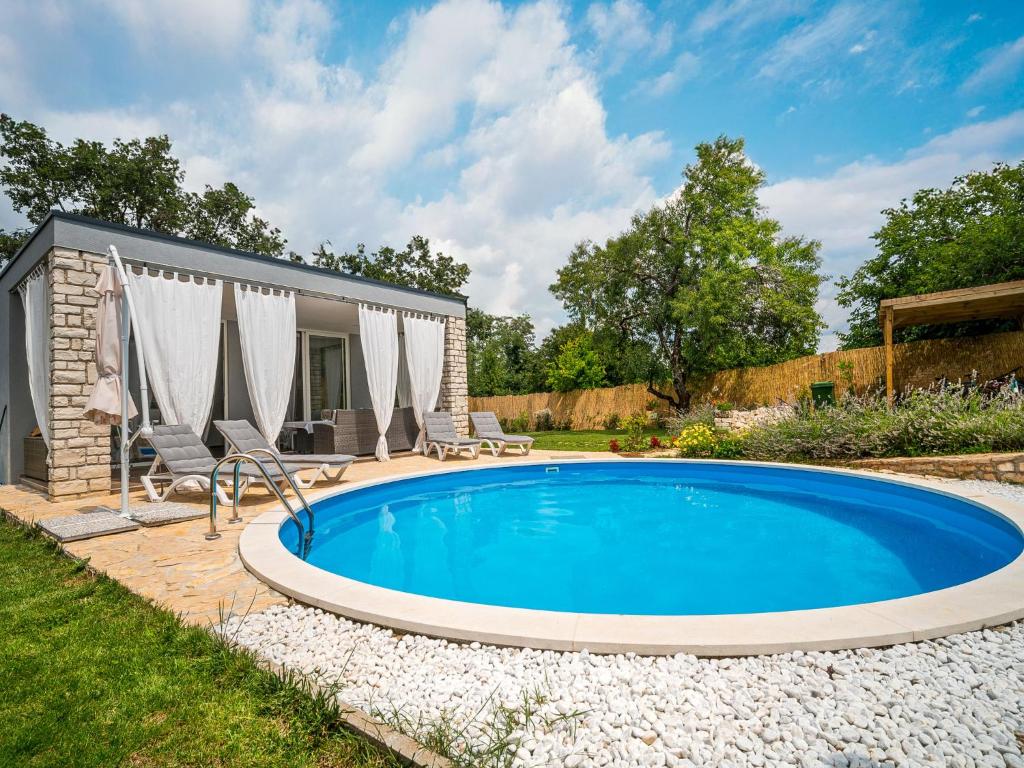 Bazén v ubytovaní Holiday Home Ofelia by Interhome alebo v jeho blízkosti