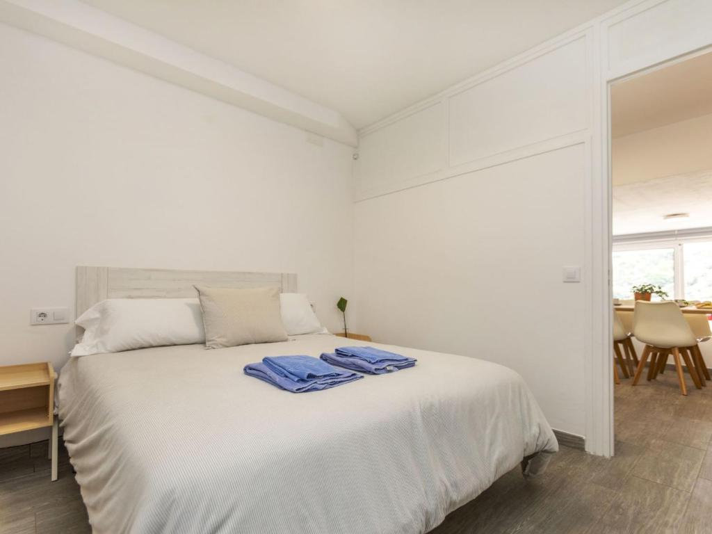 Postel nebo postele na pokoji v ubytování Apartment Garbi Salions by Interhome