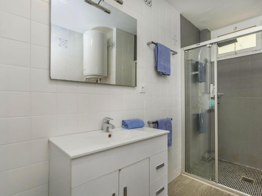 Koupelna v ubytování Apartment Garbi Salions by Interhome