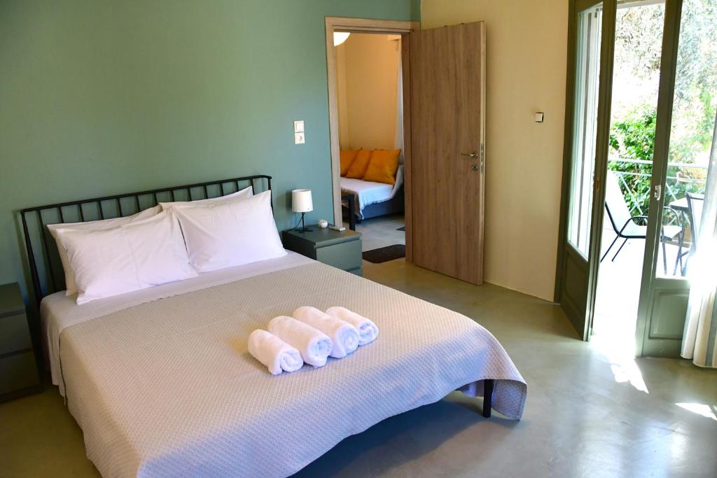 een slaapkamer met een bed met twee handdoeken erop bij Olive tree house in Aegina Town