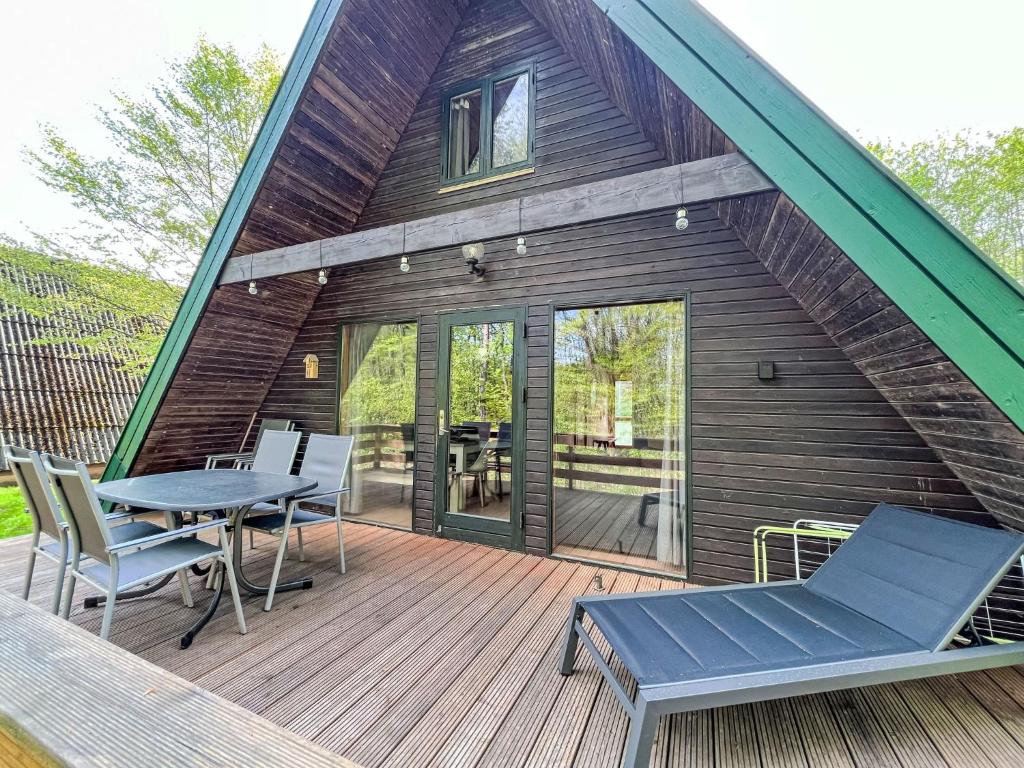 Patio nebo venkovní prostory v ubytování Chalet Waldrauschen by Interhome