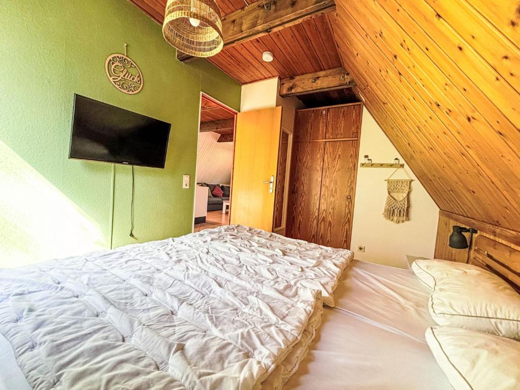 Postel nebo postele na pokoji v ubytování Chalet Waldrauschen by Interhome