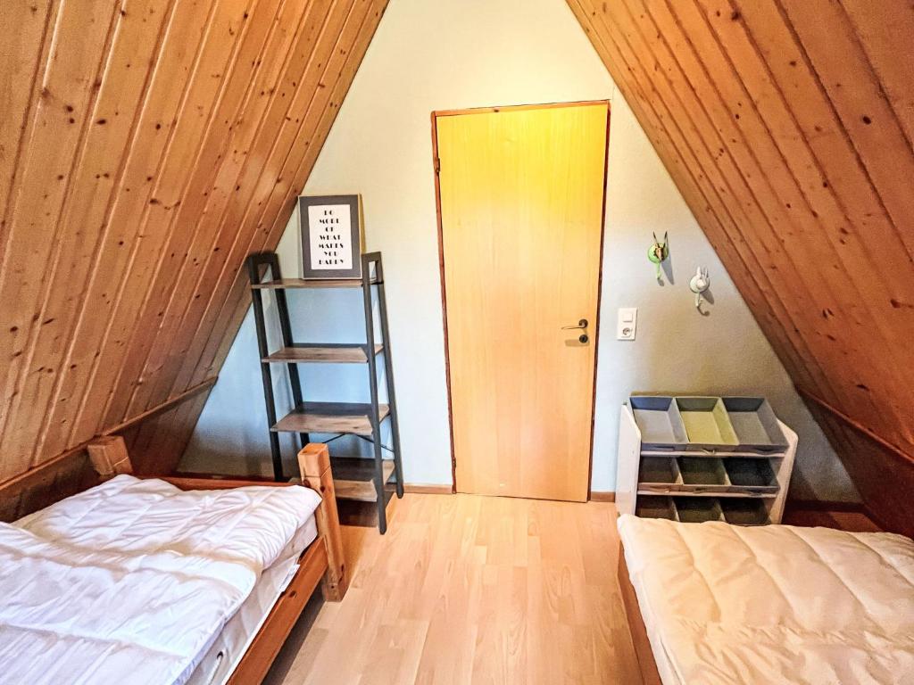 Postel nebo postele na pokoji v ubytování Chalet Waldrauschen by Interhome