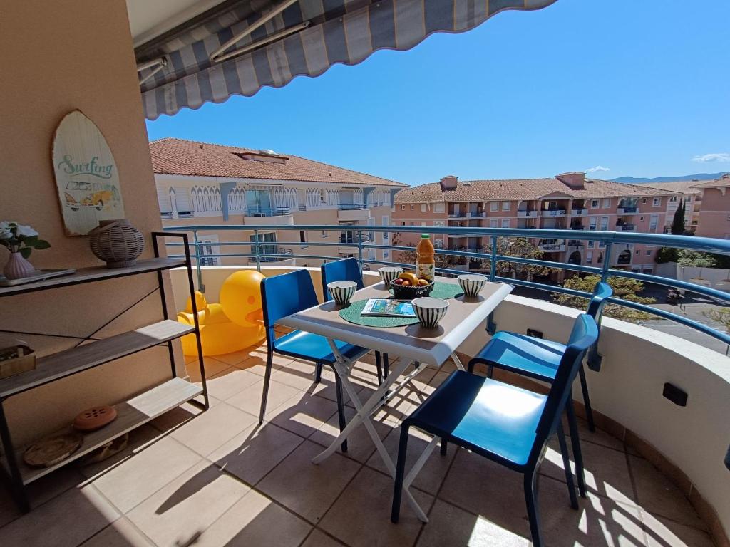 un balcon avec une table et des chaises sur un balcon dans l'établissement Apartment Le Paladien by Interhome, à Fréjus