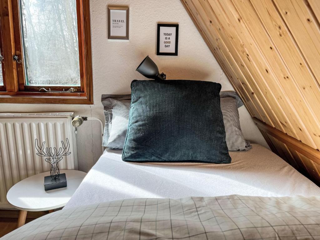 Postel nebo postele na pokoji v ubytování Chalet Waldrauschen by Interhome