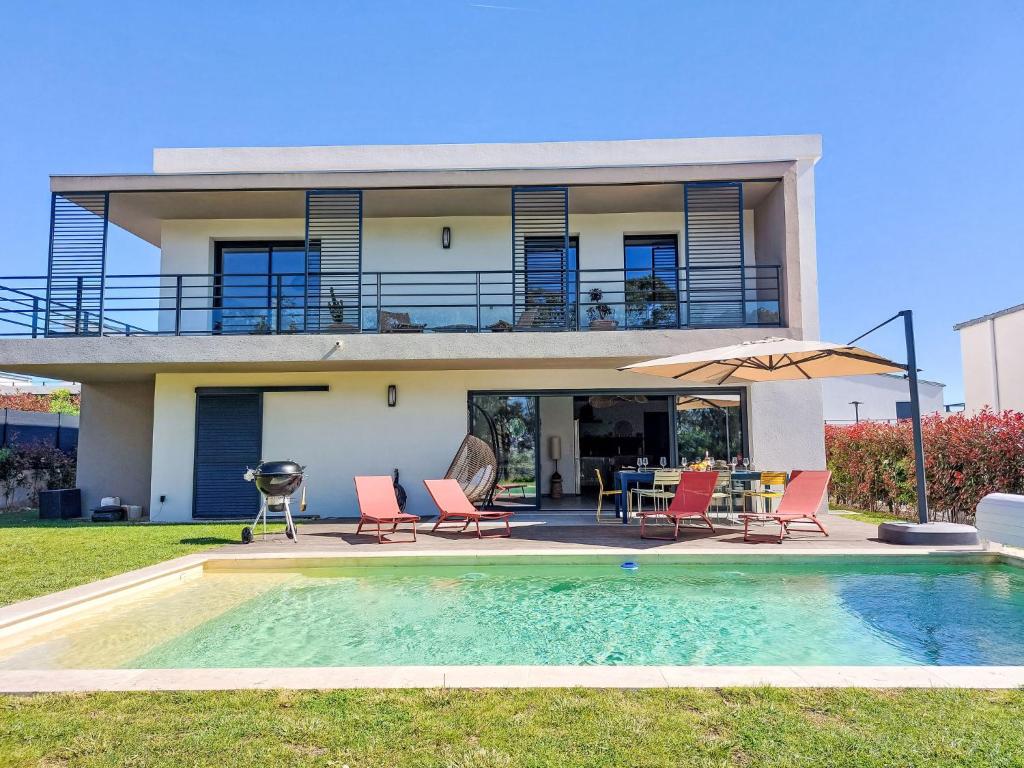 une villa avec piscine et une maison dans l'établissement Villa Villa La Roquette sur Siagne by Interhome, à La Roquette-sur-Siagne