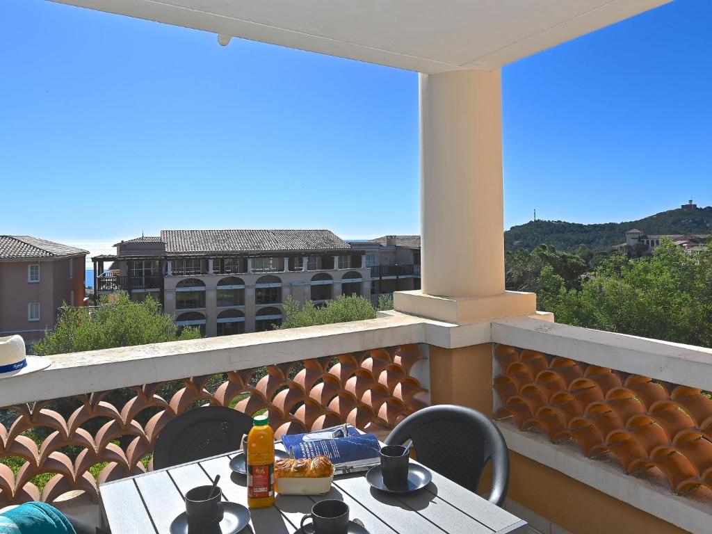 une table avec une assiette de nourriture sur un balcon dans l'établissement Studio Village Cap Estérel - L'Esquinade-106 by Interhome, à Agay