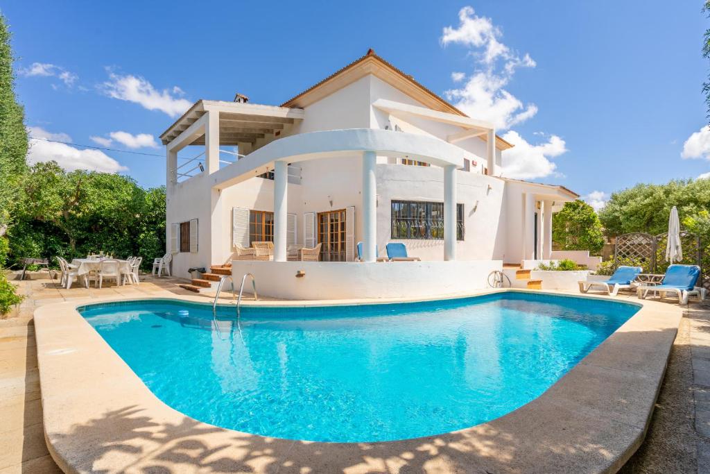 The swimming pool at or close to Villa d'Es Trenc
