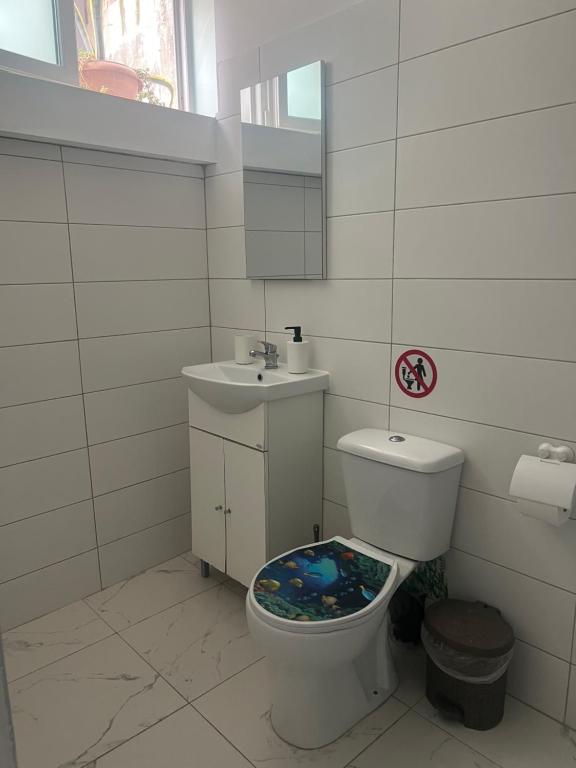 A bathroom at Centrally Located Private Rooms