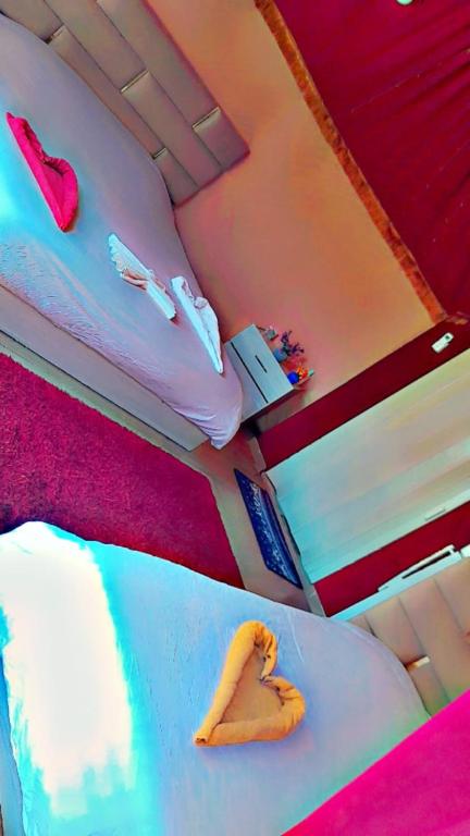Uma cama ou camas num quarto em Bubble castle house