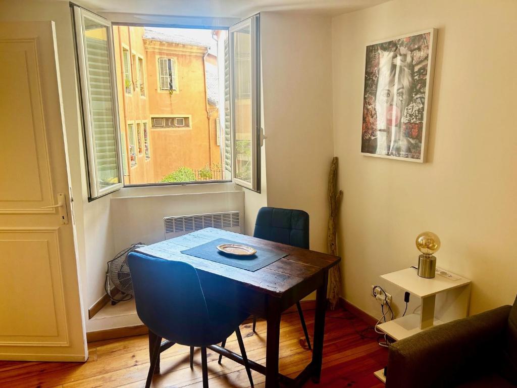 Cette petite chambre dispose d'une table et d'une fenêtre. dans l'établissement AA OT Cocon du Senat - Old Town, à Nice