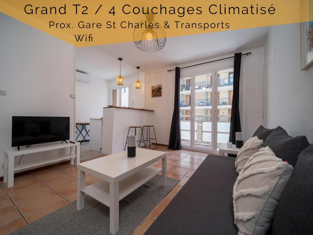 un salon avec un canapé et une table dans l'établissement Appartement climatisé avec parking 4 couchages à 5min à pieds de la gare ST Charles, à Marseille