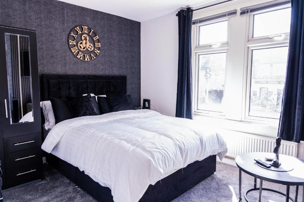 Giường trong phòng chung tại Sleek & Elegant - 2 Bed Apartment In Dartford Town - Parking