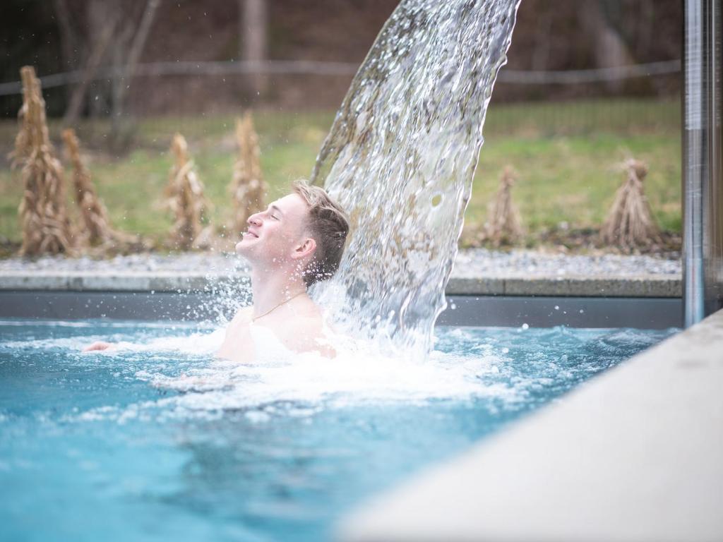 Bazén v ubytování Resort Hof Weissbad nebo v jeho okolí
