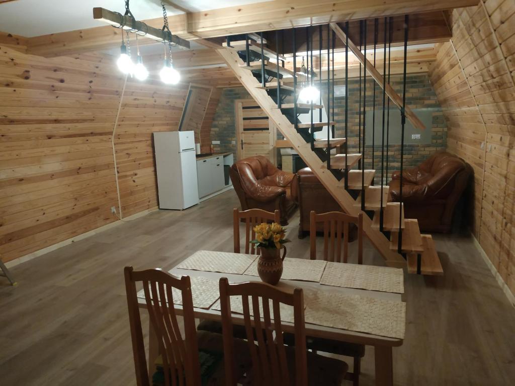 SzewniaSzewilla的一间带桌子和楼梯的用餐室