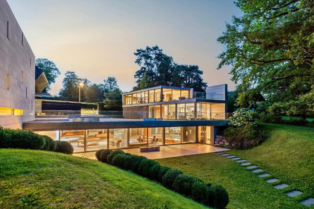 Zahrada ubytování Villa Les Tourelles A Luxurious Retreat in Geneva by Guestlee