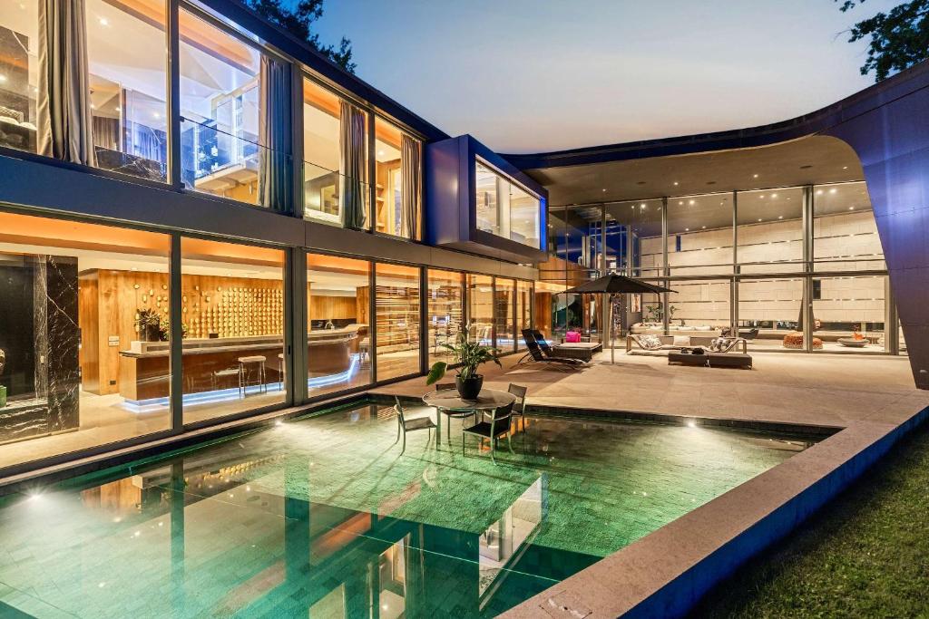 Bazén v ubytování Villa Les Tourelles A Luxurious Retreat in Geneva by Guestlee nebo v jeho okolí