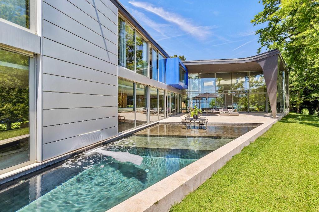 Bazén v ubytování Villa Les Tourelles A Luxurious Retreat in Geneva by Guestlee nebo v jeho okolí