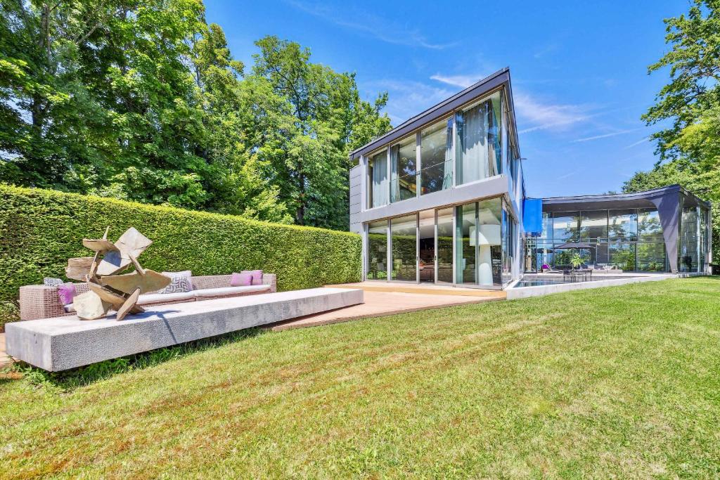 Zahrada ubytování Villa Les Tourelles A Luxurious Retreat in Geneva by Guestlee