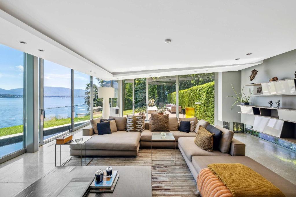 Posezení v ubytování Villa Les Tourelles A Luxurious Retreat in Geneva by Guestlee