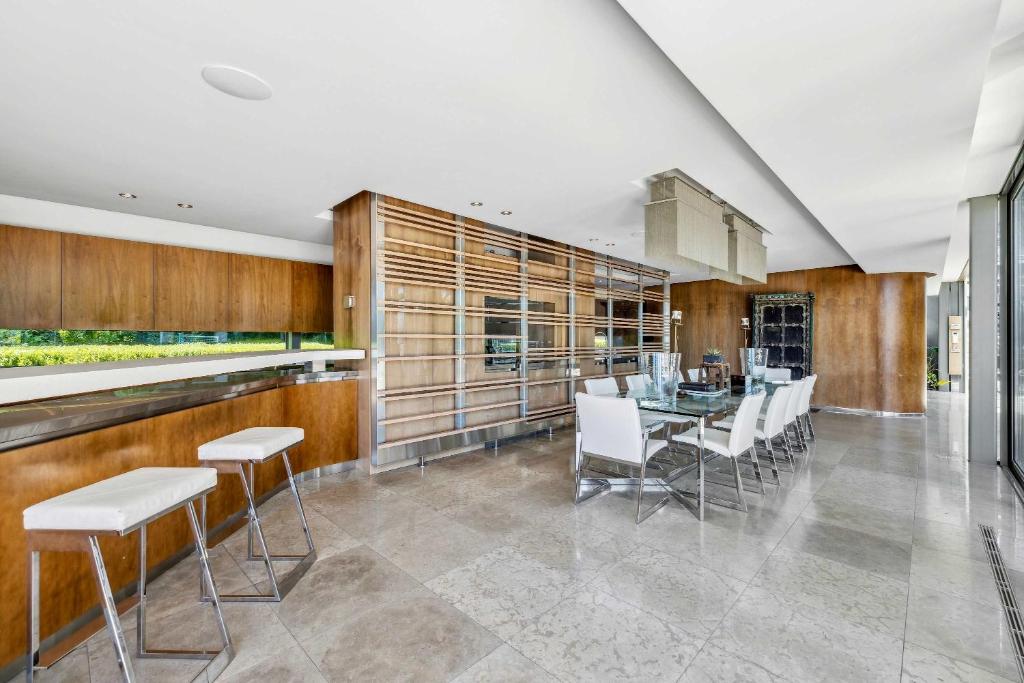 Posezení v ubytování Villa Les Tourelles A Luxurious Retreat in Geneva by Guestlee