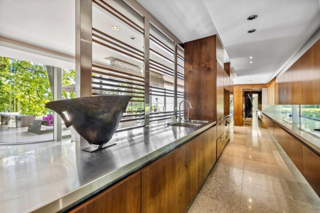 Fotografie z fotogalerie ubytování Villa Les Tourelles A Luxurious Retreat in Geneva by Guestlee v destinaci Bellevue