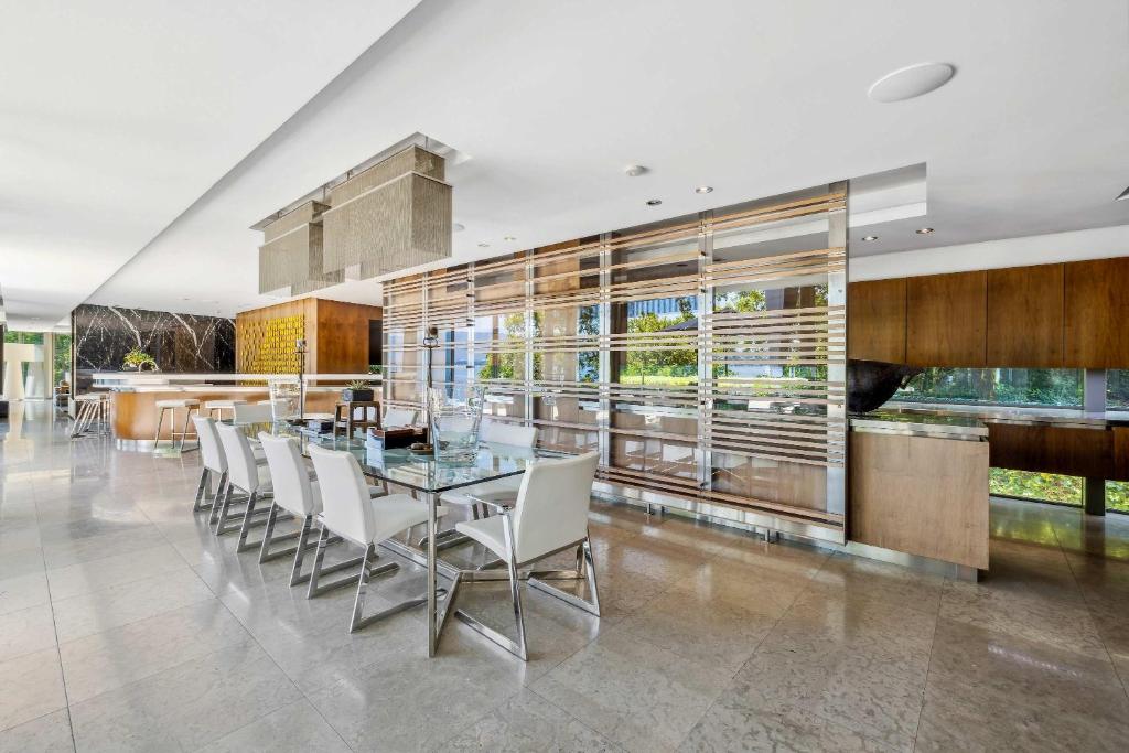 Posezení v ubytování Villa Les Tourelles A Luxurious Retreat in Geneva by Guestlee