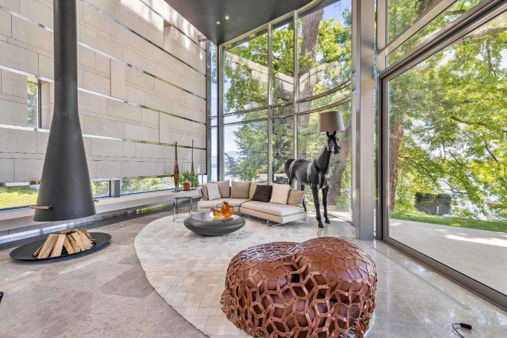 Posezení v ubytování Villa Les Tourelles A Luxurious Retreat in Geneva by Guestlee