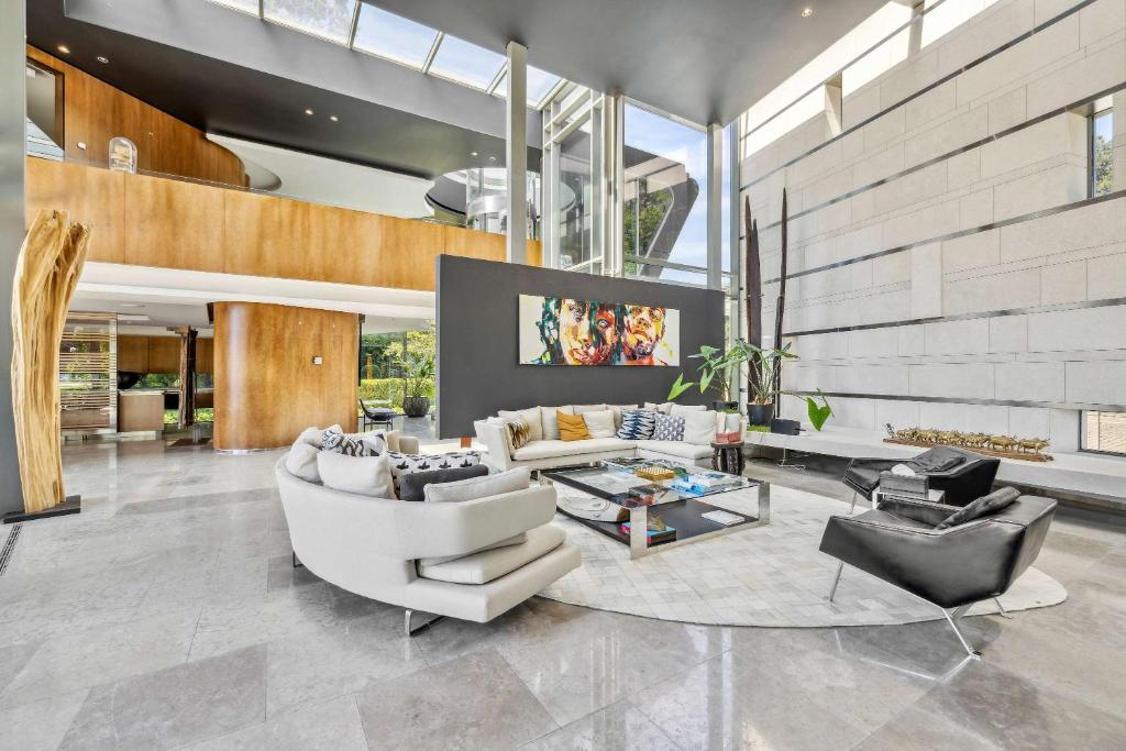 Posezení v ubytování Villa Les Tourelles A Luxurious Retreat in Geneva by Guestlee