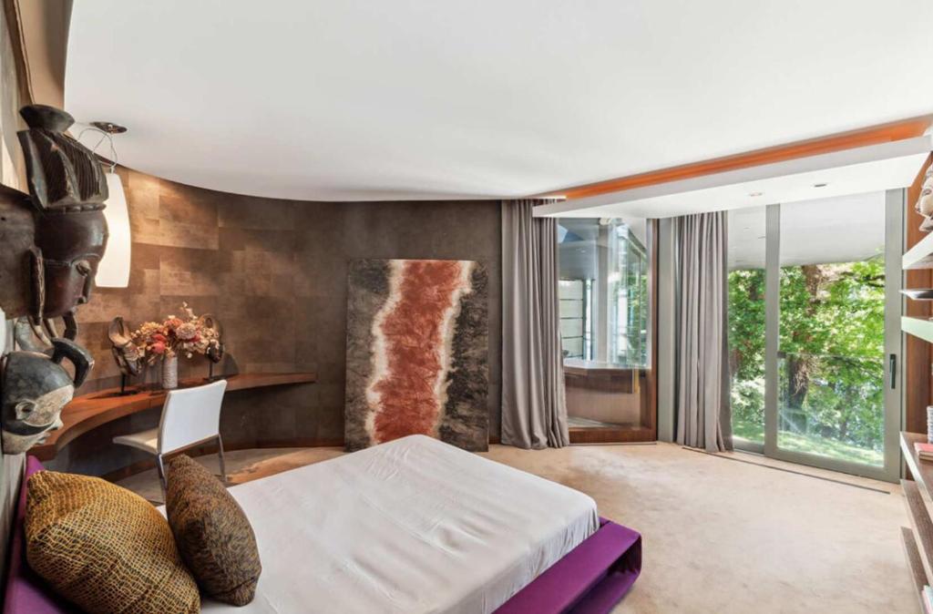 Postel nebo postele na pokoji v ubytování Villa Les Tourelles A Luxurious Retreat in Geneva by Guestlee