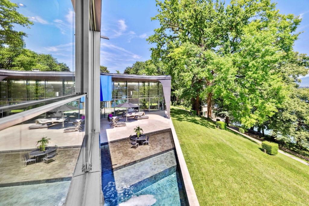 Bazén v ubytování Villa Les Tourelles A Luxurious Retreat in Geneva by Guestlee nebo v jeho okolí