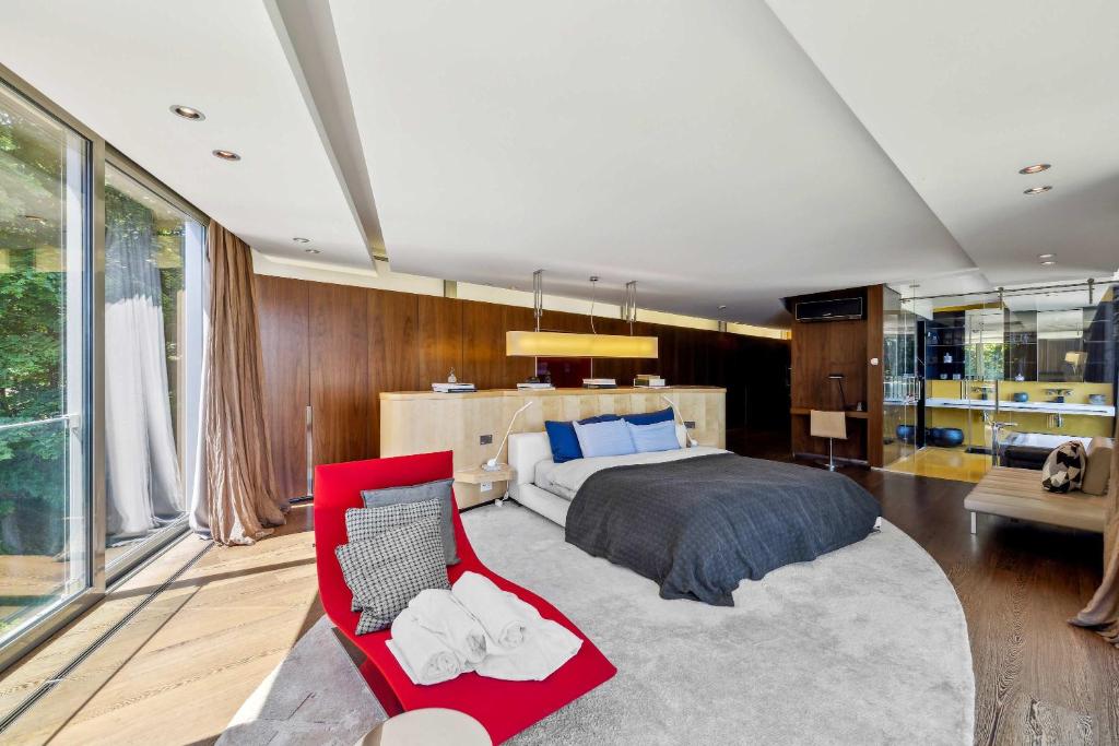 Posezení v ubytování Villa Les Tourelles A Luxurious Retreat in Geneva by Guestlee