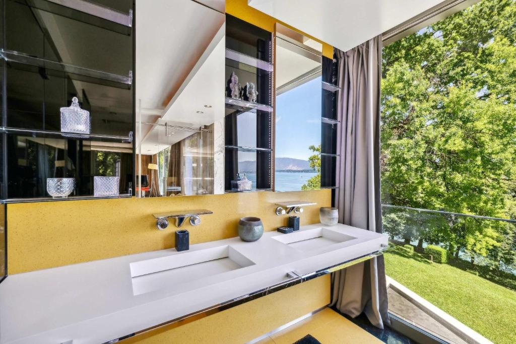 Fotografie z fotogalerie ubytování Villa Les Tourelles A Luxurious Retreat in Geneva by Guestlee v destinaci Bellevue