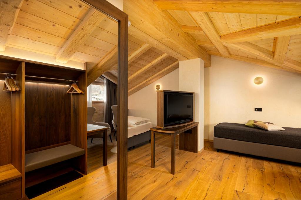 Televiisor ja/või meelelahutuskeskus majutusasutuses Camino Rustic Chic Hotel