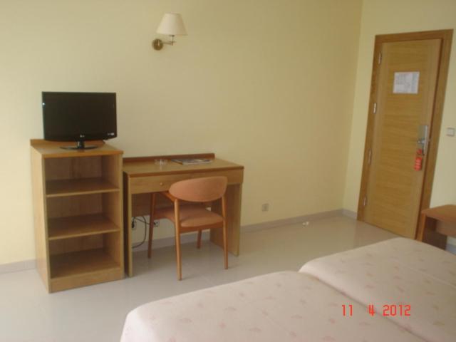 Televízia a/alebo spoločenská miestnosť v ubytovaní Hotel Piñeiro 2 Estrellas Superior