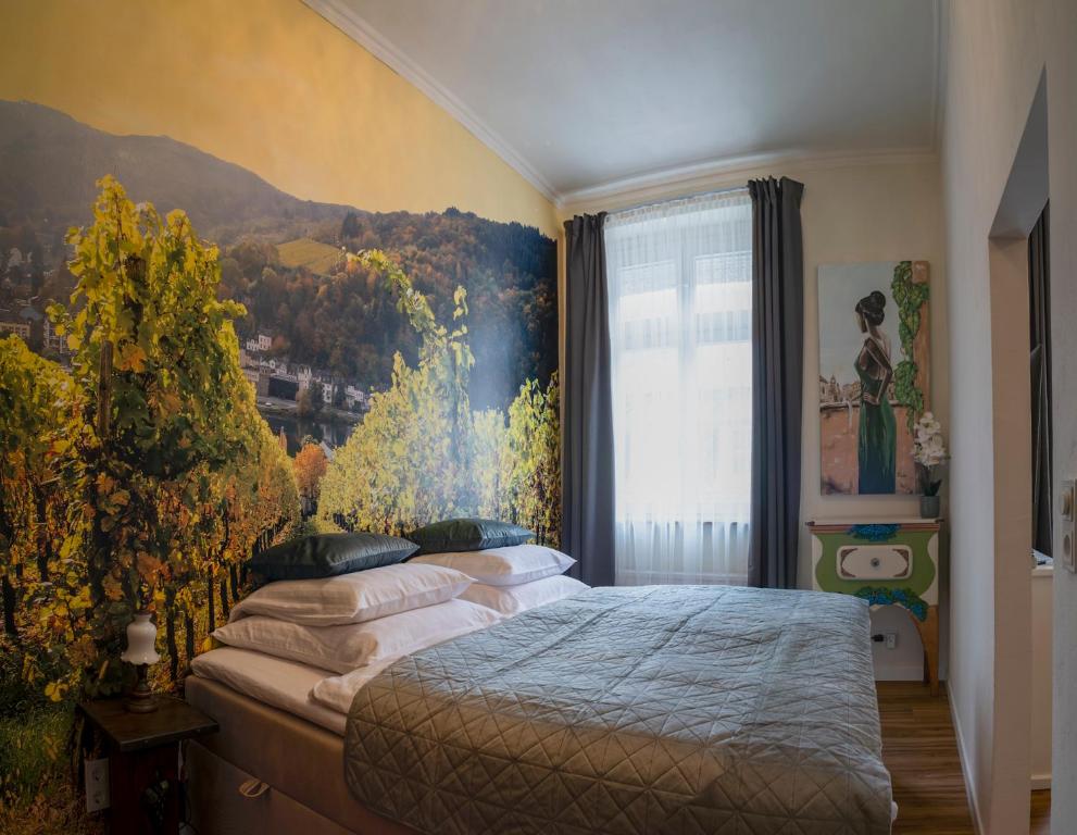 a bedroom with a bed with a painting on the wall at Das Haus Am Markt in Traben-Trarbach