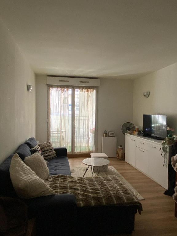 un salon avec un canapé et une table dans l'établissement Studio Nice Prom', à Nice