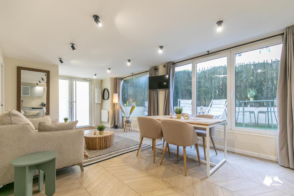 un salon avec un canapé, une table et des chaises dans l'établissement MBA - Splendide Appartement Proche Bercy 4, à Paris