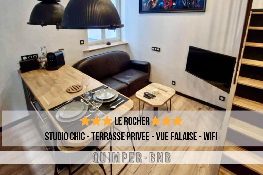 un petit salon avec une table et un canapé dans l'établissement Studio Chic avec Terrasse Privée et Vue Falaise, à Quimper