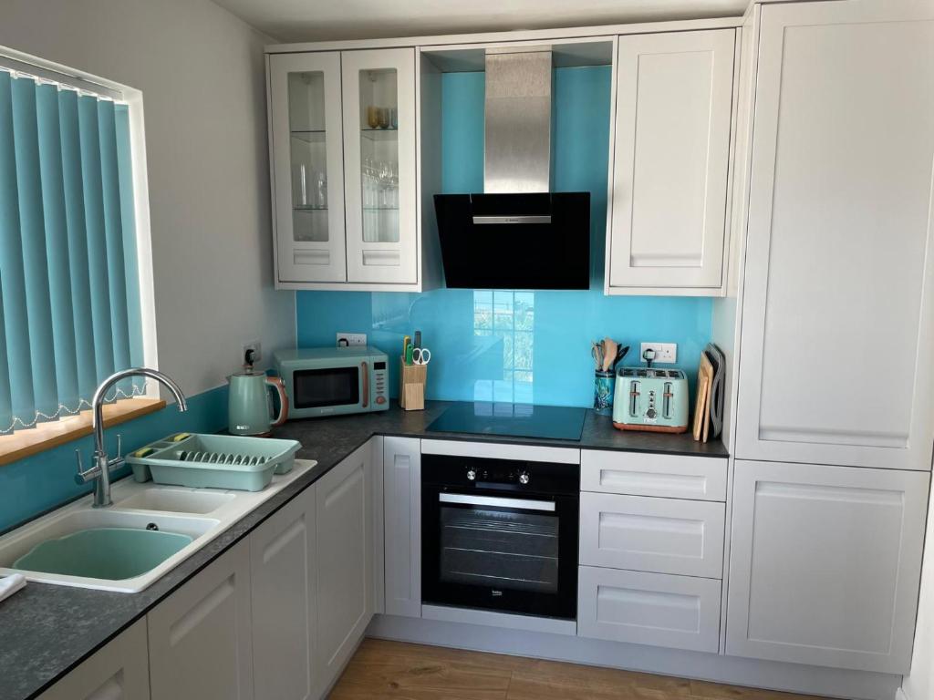 Kitchen o kitchenette sa Pass the Keys Waders