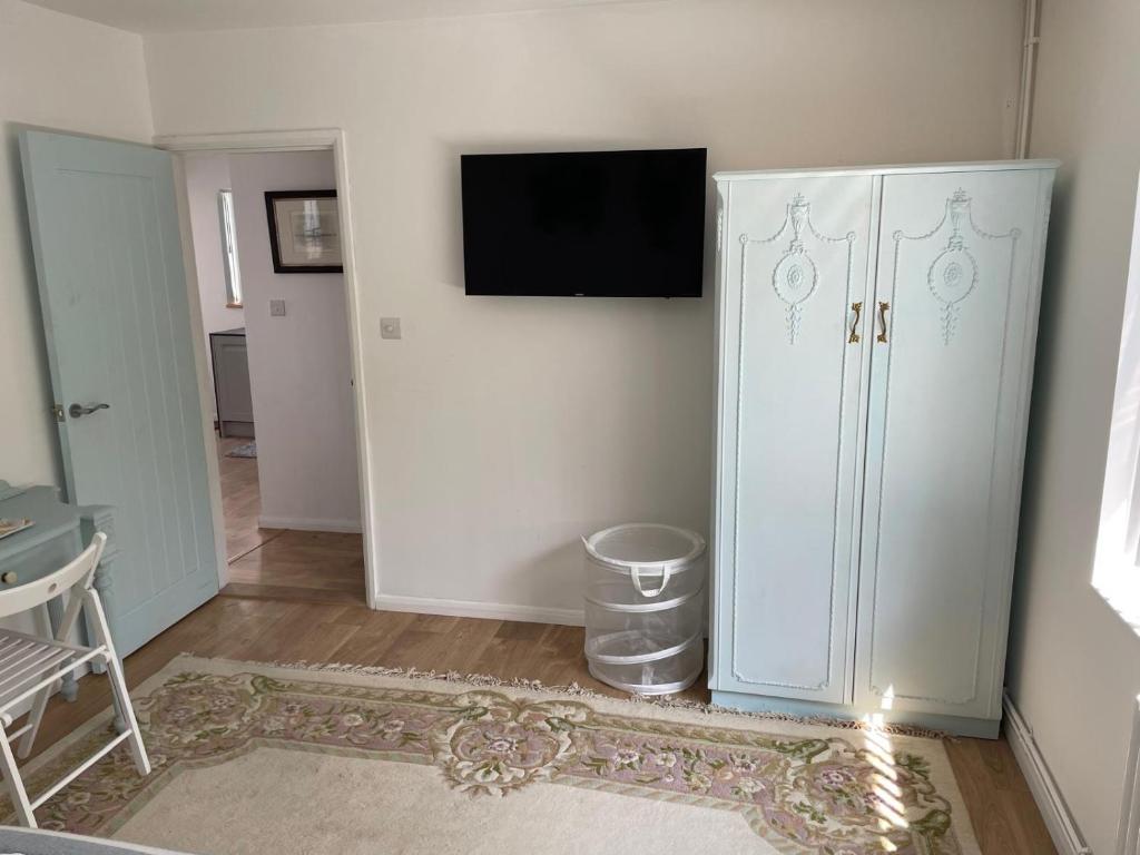 TV at/o entertainment center sa Pass the Keys Waders