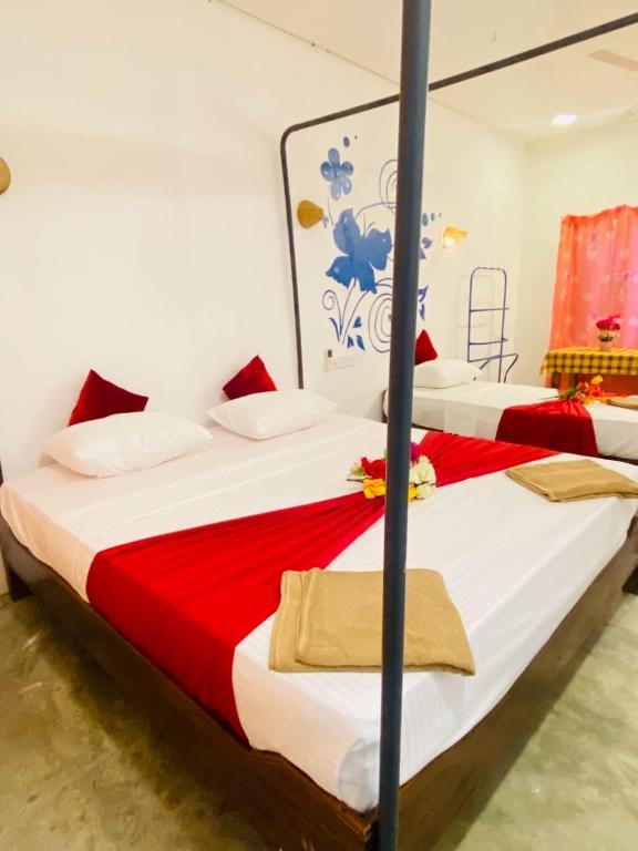 Postel nebo postele na pokoji v ubytování Aira Bay Resort Arugambay