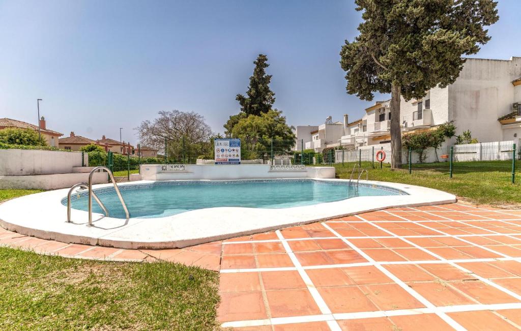 ein Swimmingpool in einem Hof mit Ziegelboden in der Unterkunft Pet Friendly Apartment in El Puerto de Santa María