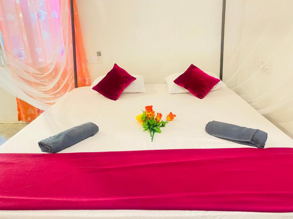 Postel nebo postele na pokoji v ubytování Aira Bay Resort Arugambay