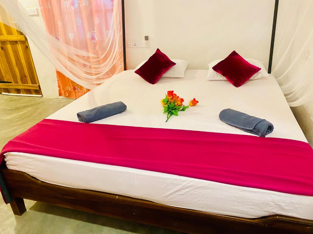 Postel nebo postele na pokoji v ubytování Aira Bay Resort Arugambay