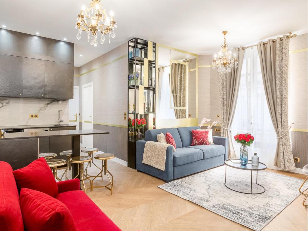 un salon avec un canapé et une table dans l'établissement Merveil - Luxury Suite - Tour Eiffel - Laos, à Paris