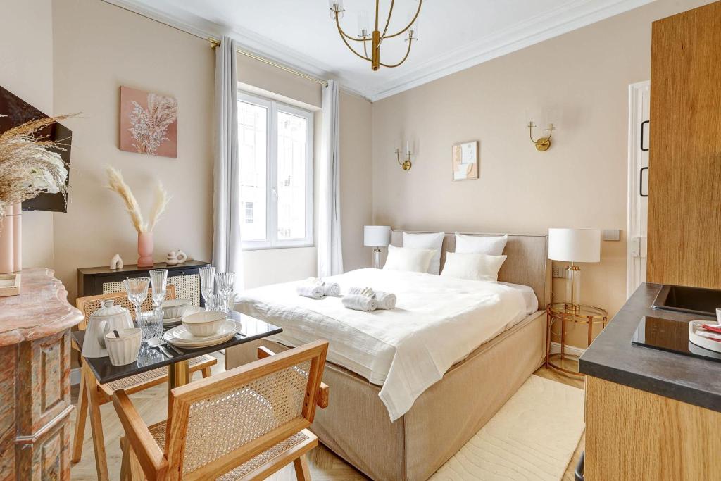 - une chambre avec un grand lit et une table dans l'établissement Appartment haut de gamme en plein coeur de Paris, à Paris