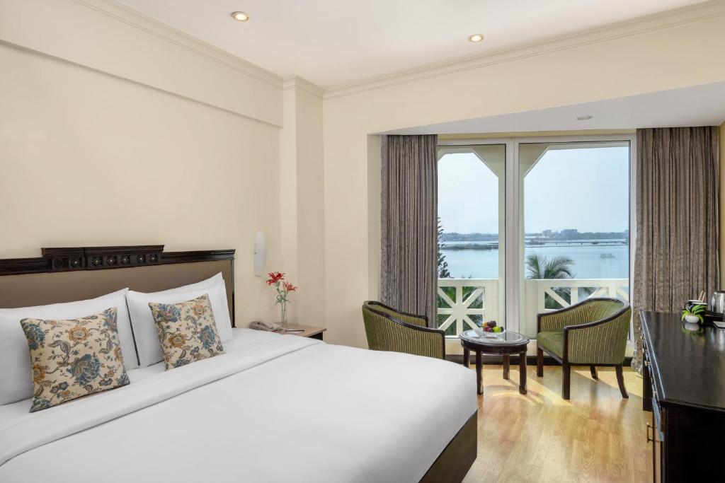 Postel nebo postele na pokoji v ubytování Vivanta Ernakulam, Marine Drive