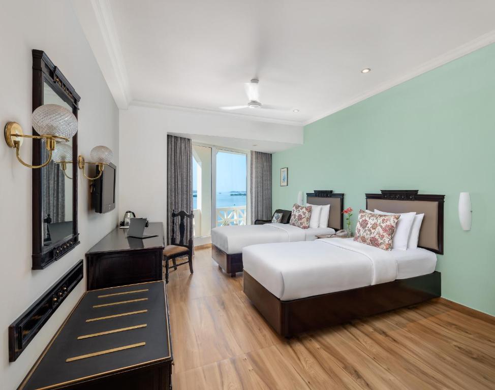 Postel nebo postele na pokoji v ubytování Vivanta Ernakulam, Marine Drive