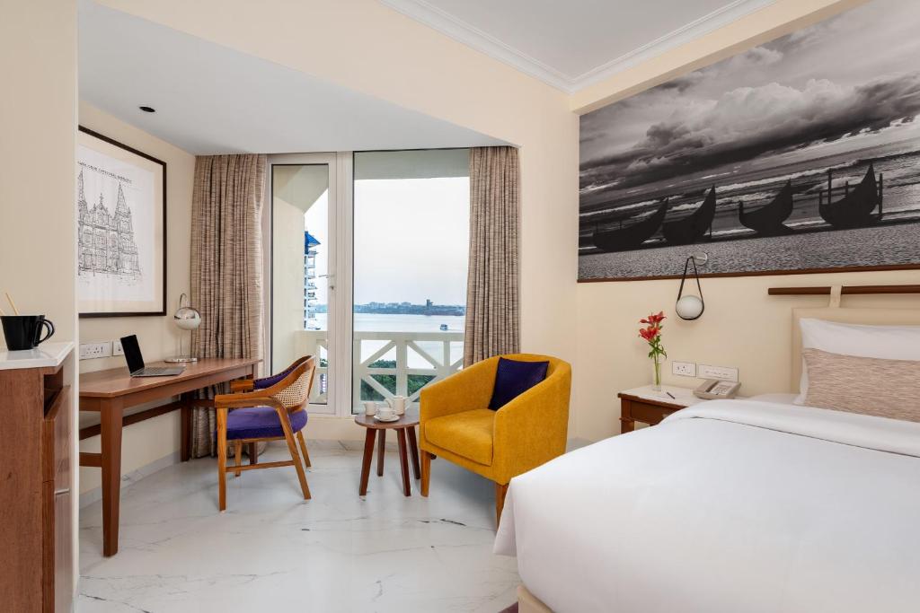 Postel nebo postele na pokoji v ubytování Vivanta Ernakulam, Marine Drive
